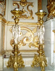 Les bougeoires avec � leur pieds les lions. La lumi�re �tant soutenue par les anges