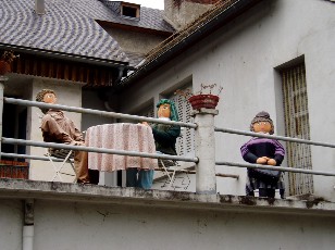 Les mounaques, poup�es remplie de foin dans le village de Campan