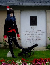 Les mounaques, poup�es remplie de foin dans le village de Campan