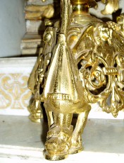 Les bougeoires avec � leur pieds les lions. La lumi�re �tant soutenue par les anges