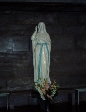 Marie � l'entr�e des bains